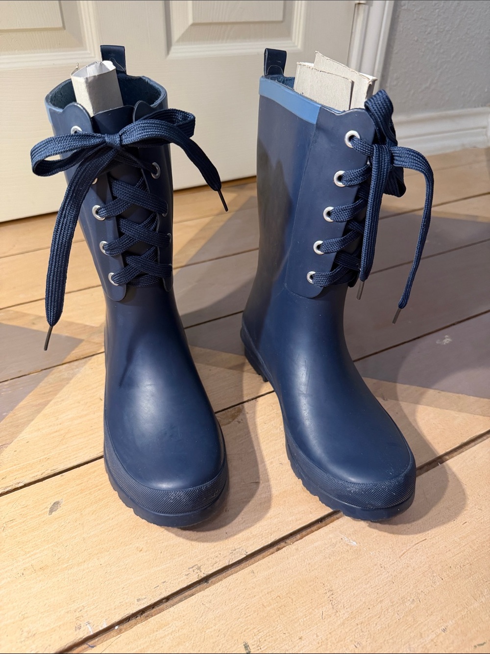 LEMON Sz 7 Navy with contrasting light blue Lace-Up Rain Boots